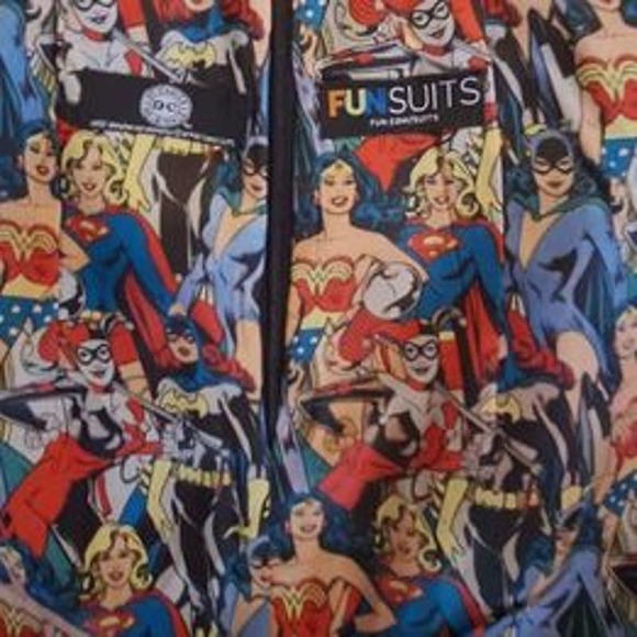 DC Comics Fun Suits Women's Vintage Print One-Button Blazer & Straight S… - Picture 9 of 9